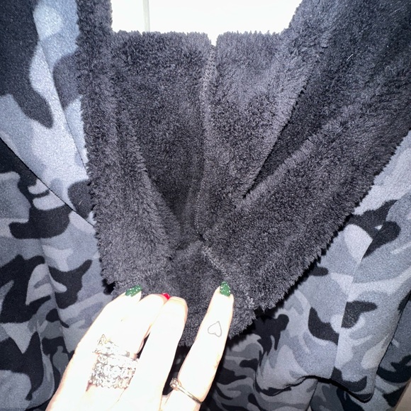 Faded Glory Black & Gray Camo Fleece Hoodie, Size XL, Warm & fuzzy - Picture 4 of 7